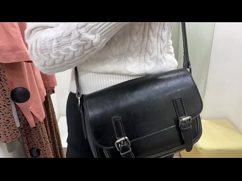 ❤️ Јавна мастурбација на младата кучка FeralBerry со дилдо во фитинг просторијата ❤️ Порно кај нас